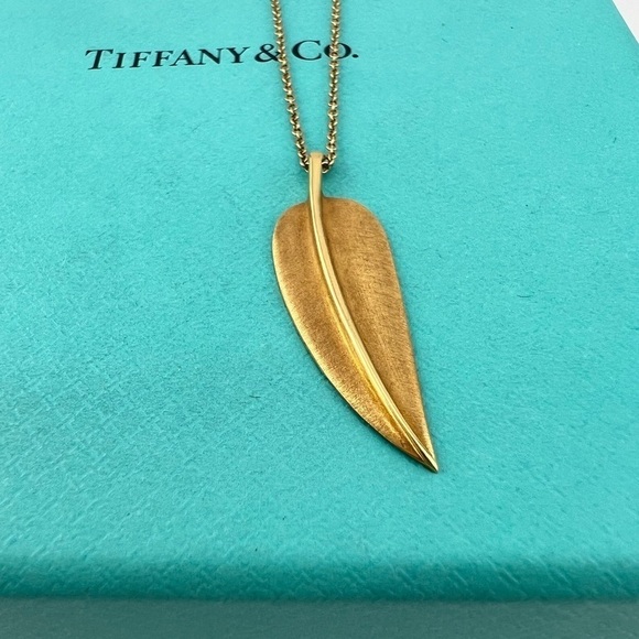 Tiffany & Co. Vintage Angela Cummings Feather Necklace 18k Yellow Gold 🪶 - Picture 9 of 9